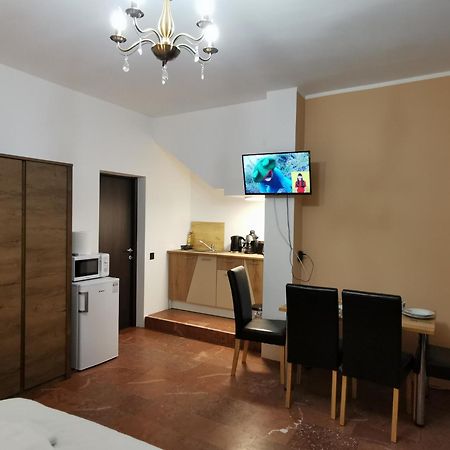 Ambient Deluxe Apartman Gyula Exterior photo