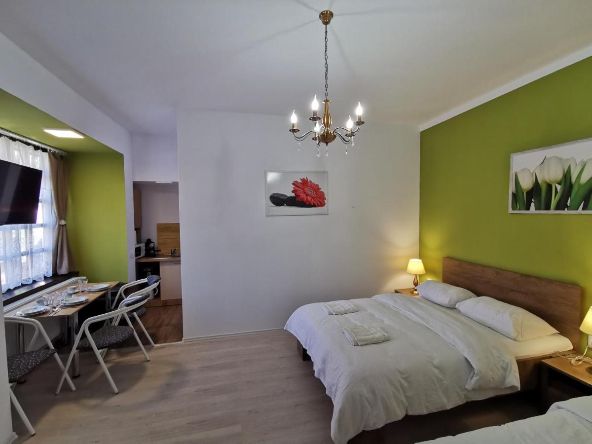 Ambient Deluxe Apartman Gyula Exterior photo