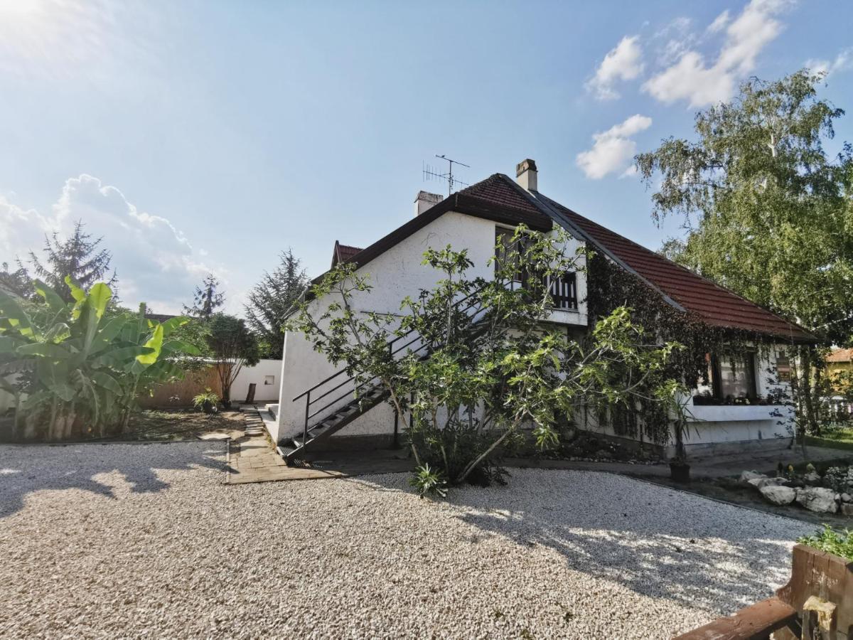 Ambient Deluxe Apartman Gyula Exterior photo